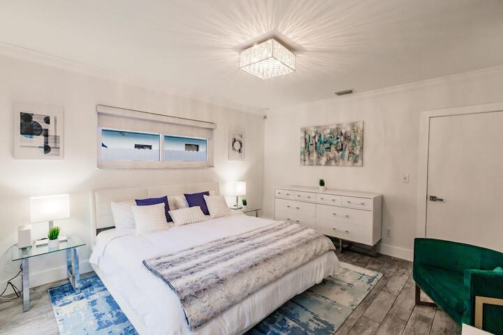 Stylish Aventura Home With Pool on Intercostal