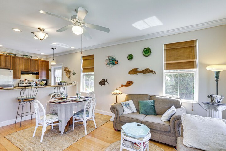 Lovely Carrabelle Home w / Lake Views & Pool Access