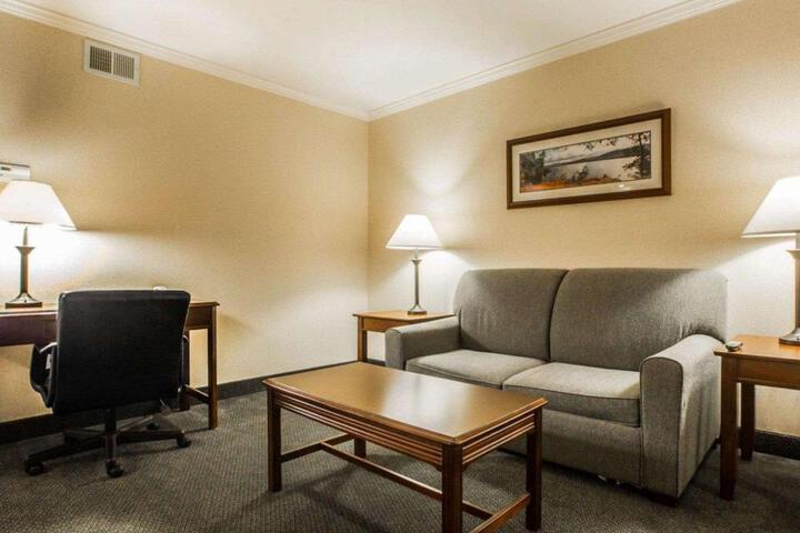 Clarion Inn & Suites at the Outlets of Lake George