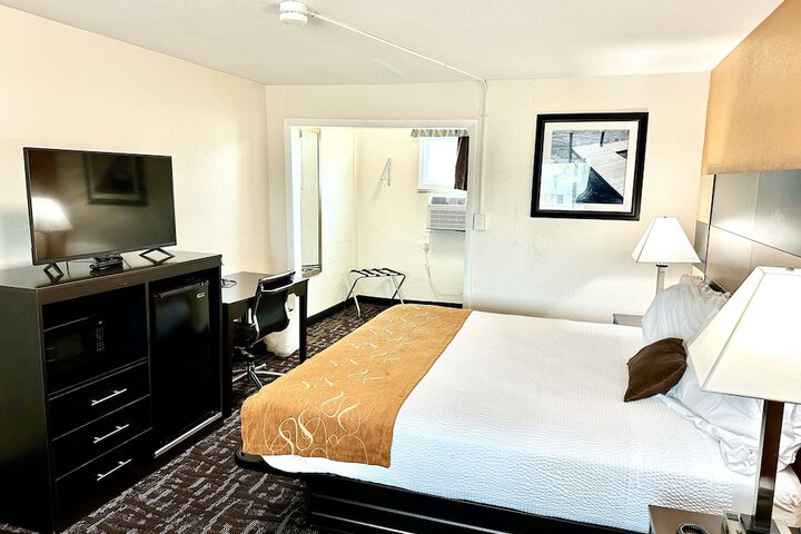 Room 10 of 11