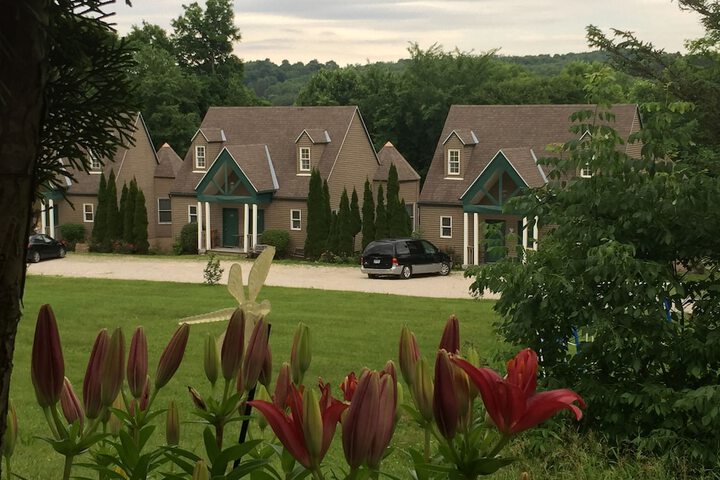Spruce Hill Inn and Cottages