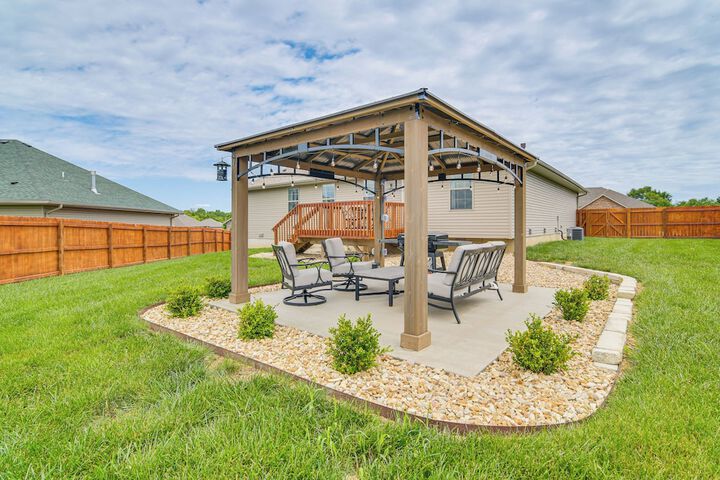 Pool Access Grill & Gazebo: Ozark Getaway!