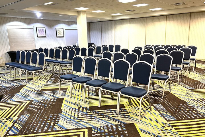 Holiday Inn Express & Suites Waukegan by IHG