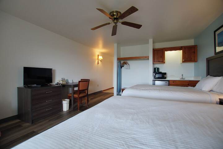 Snyders Shoreline Inn