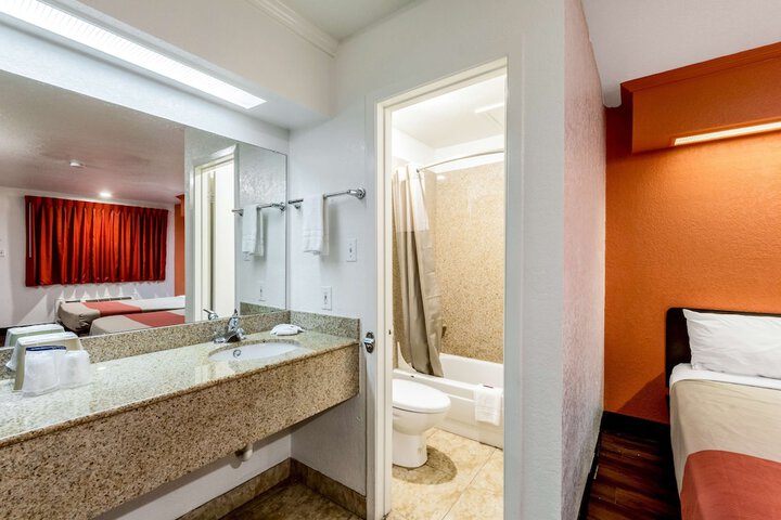 Room 21 of 32
