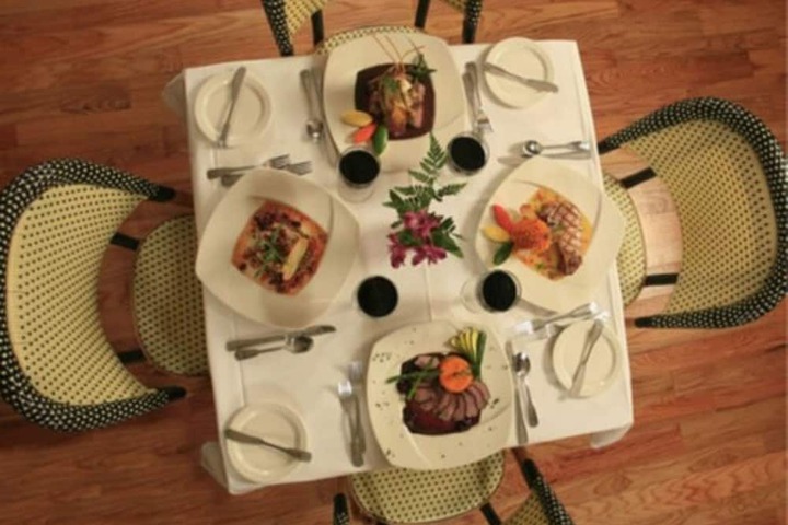 Dining 16 of 19