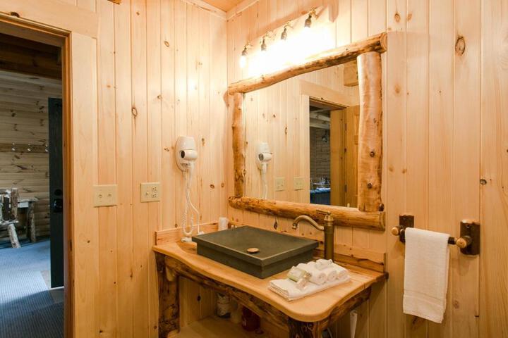 Coblentz Country Lodge by Amish Country Lodging