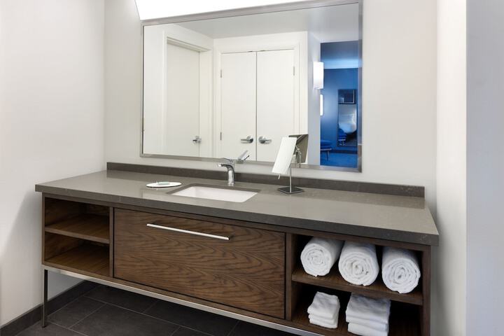Courtyard by Marriott Edison Woodbridge