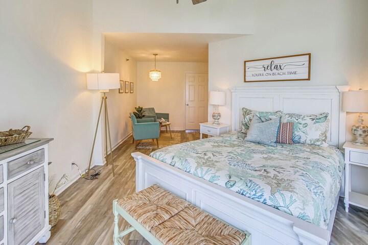 salt & Light Oceanfront Condo w / Pool & Elevator