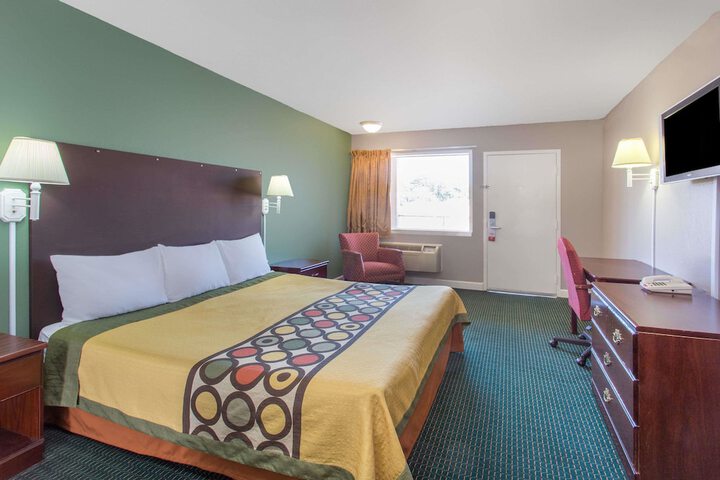 Room 13 of 16