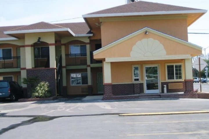 Americas Deluxe Inn