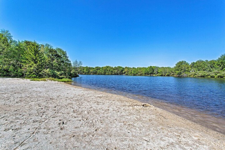 Lakefront Long Pond Home w / Wraparound Deck!