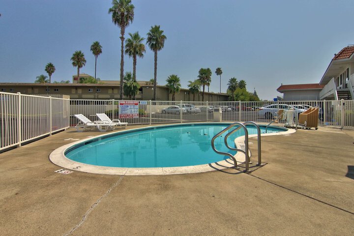 Pool 10 of 29