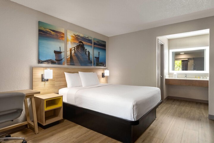 Days Inn by Wyndham Apopka / Orlando