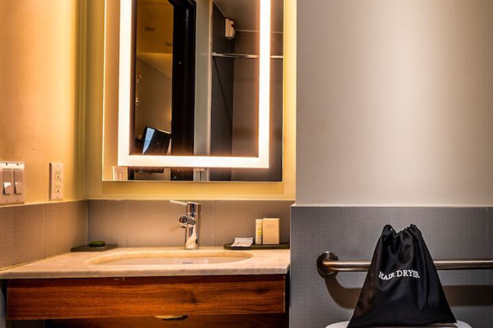 La Quinta Inn & Suites by Wyndham Times Square South