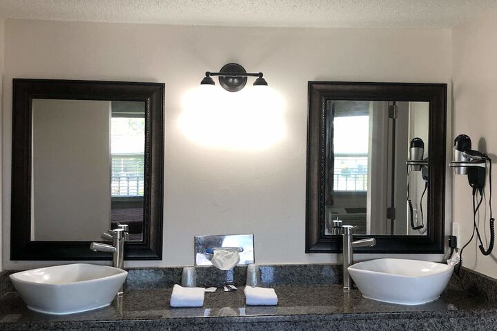 Room 17 of 38