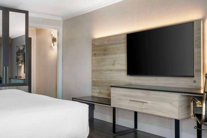 Room 28 of 49