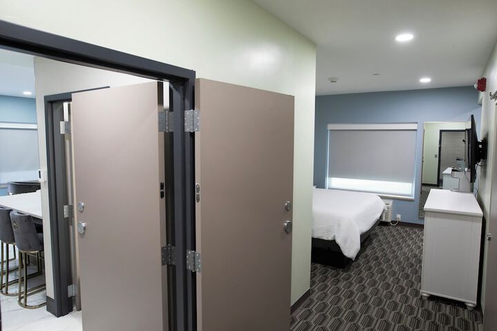 Room 28 of 96