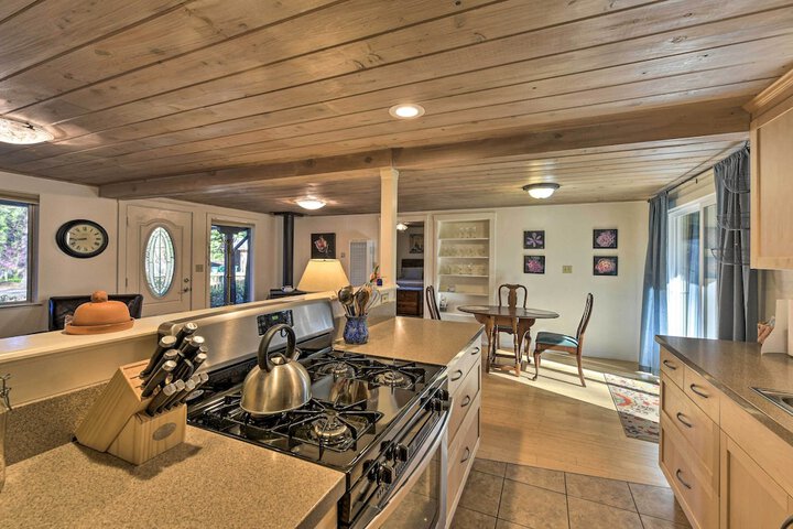 Peaceful Cottage w / Grill & Yard in Grass Valley!