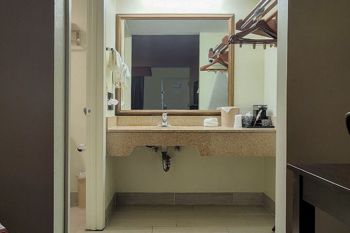 Room 18 of 28