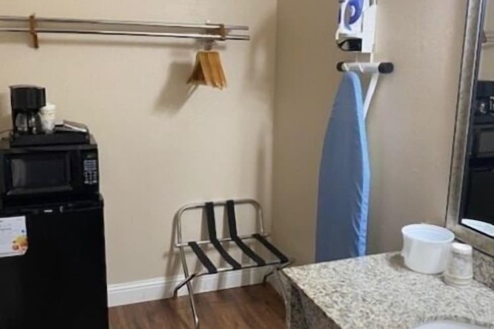 Room 17 of 27