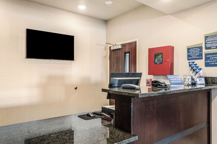 Cobblestone Hotel & Suites - Newport