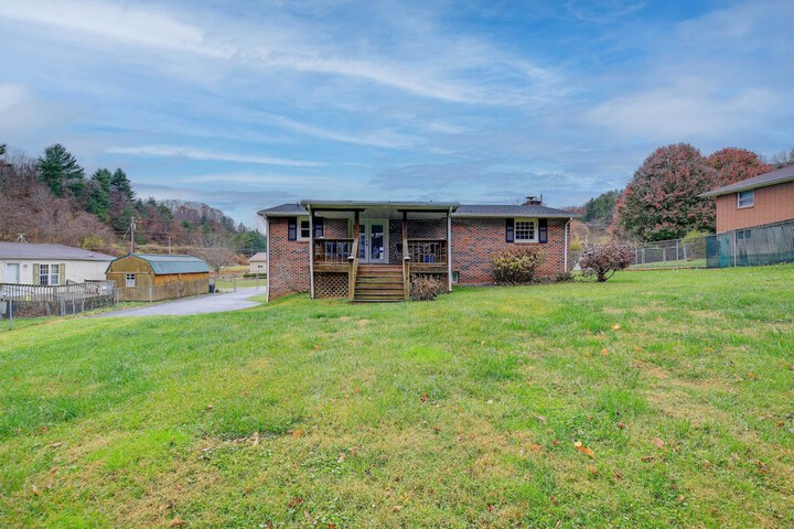 Bluefield Home w / Covered Deck - Near Parks!