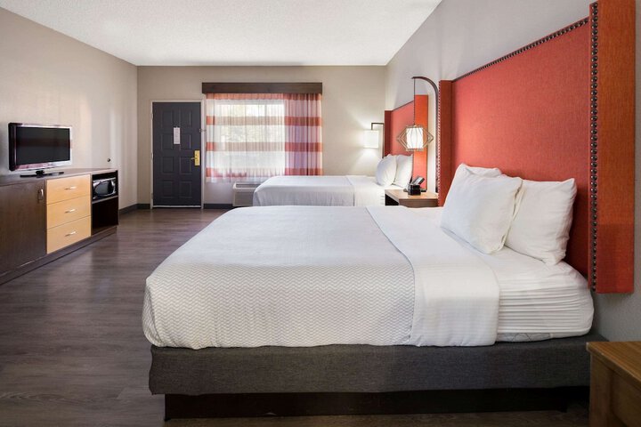 La Quinta Inn & Suites by Wyndham Orange County Airport