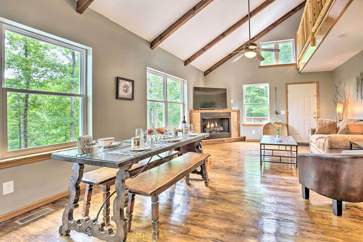 Hike & Zip-line: Red River Gorge Cabin w / Hot Tub!