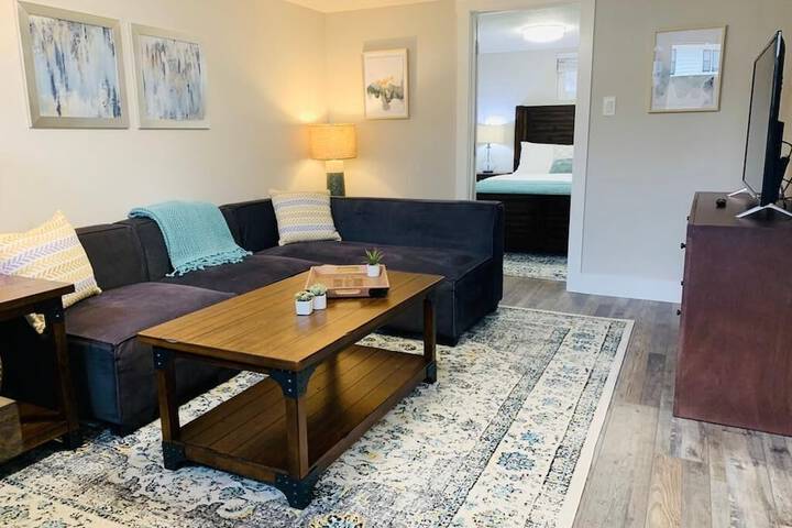 Inviting Bungalow Next to UNC - Free cruiser bikes!