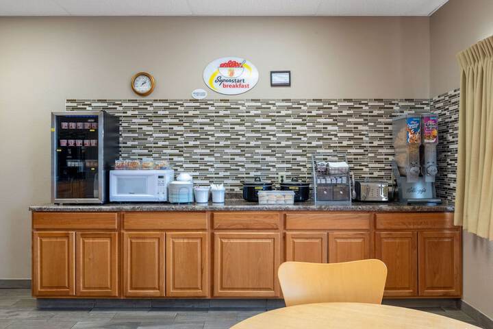 Super 8 by Wyndham O Neill NE