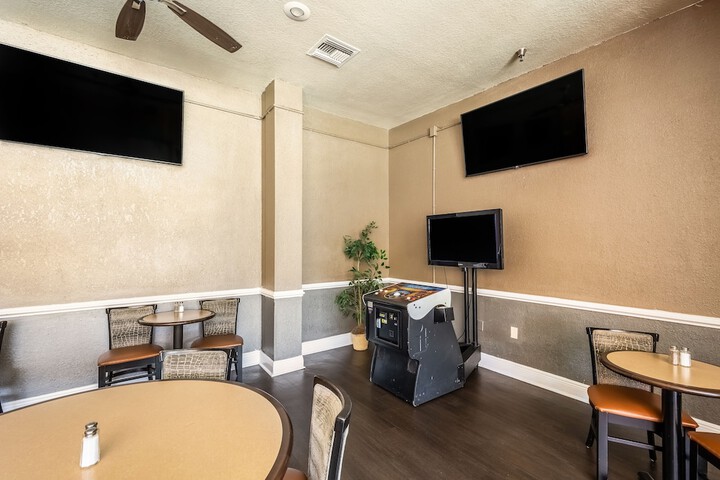 Lounge 112 of 115