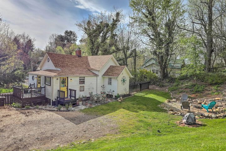 Stylish Woodfin Home w / Backyard & Fire Pit