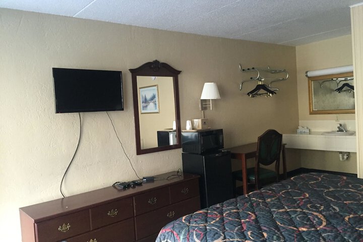 Room 4 of 6