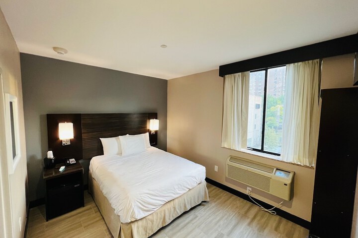 Room 6 of 6