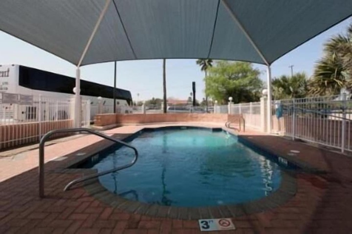Pool 4 of 28