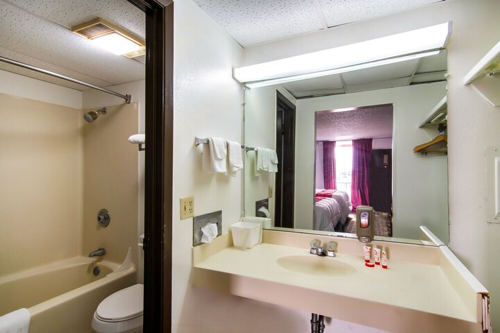 OYO Hotel Hutchinson KS West 4th Ave