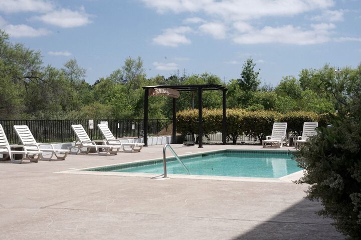 Pool 10 of 40