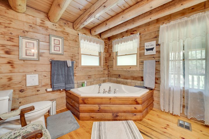 Secluded Broken Bow Cabin w / Fire Pit and Deck!