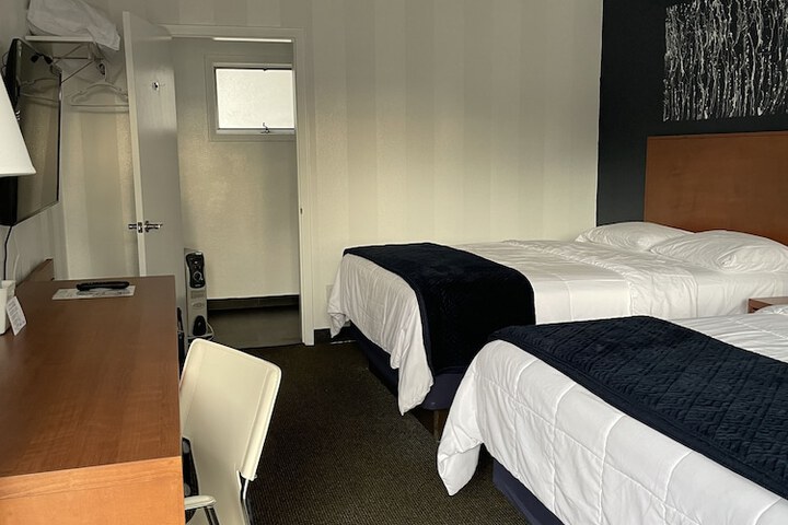 Room 35 of 60