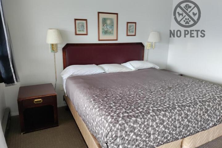 Eight Bar B Motel
