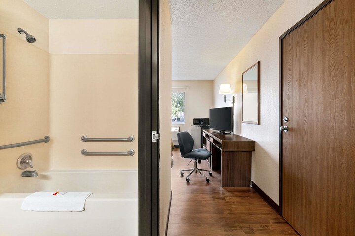 Room 9 of 16