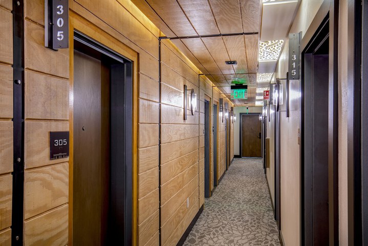 Ballroom/Hall 34 of 39