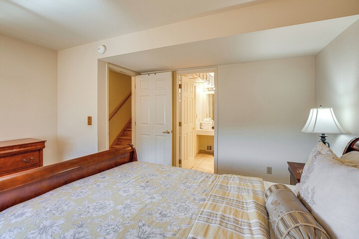 1 Mi to Diamond Peak: Townhome w / Lake Views