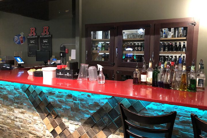 Lounge 32 of 40