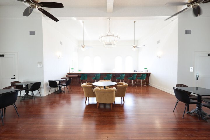 Lounge 198 of 220
