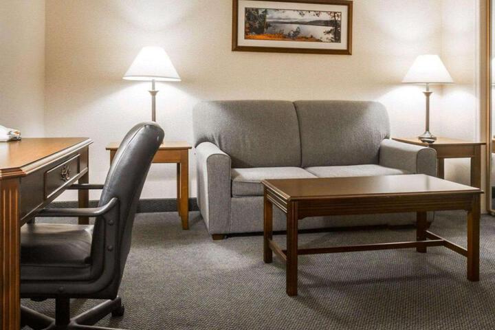 Clarion Inn & Suites at the Outlets of Lake George