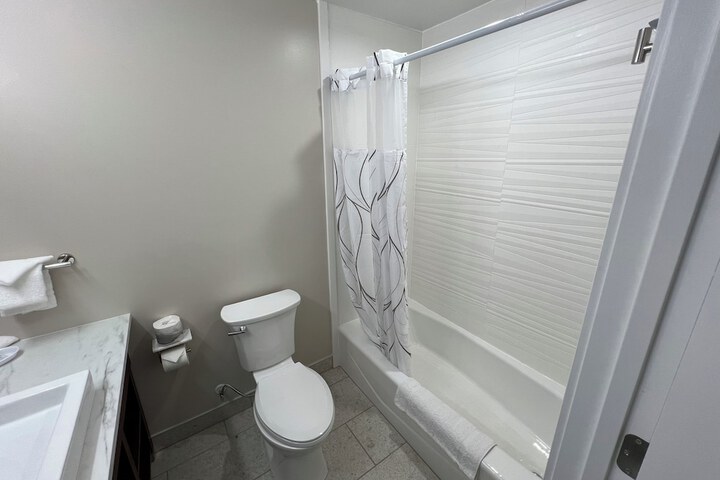 Lighthouse Inn & Suites