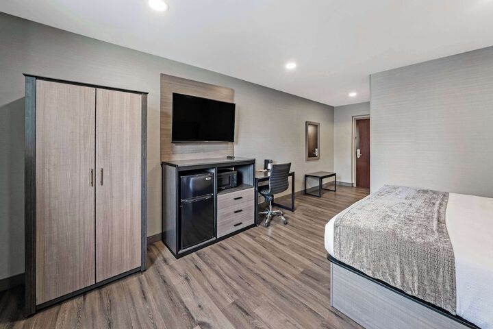 Room 17 of 33