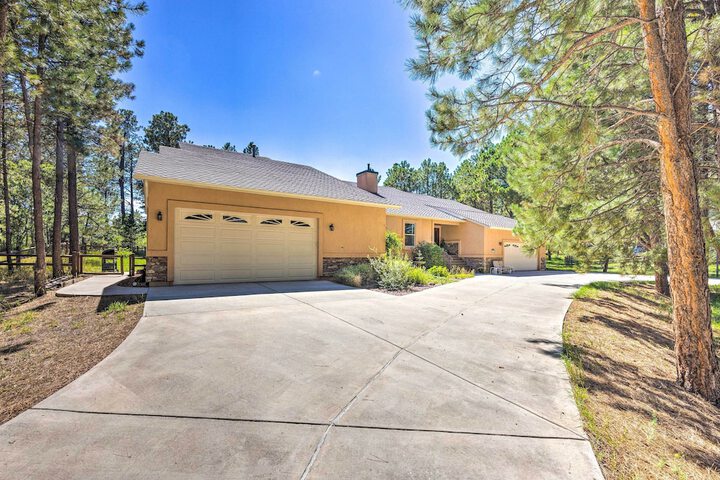 Serene Monument Sanctuary w / Patio & Fire Pit!